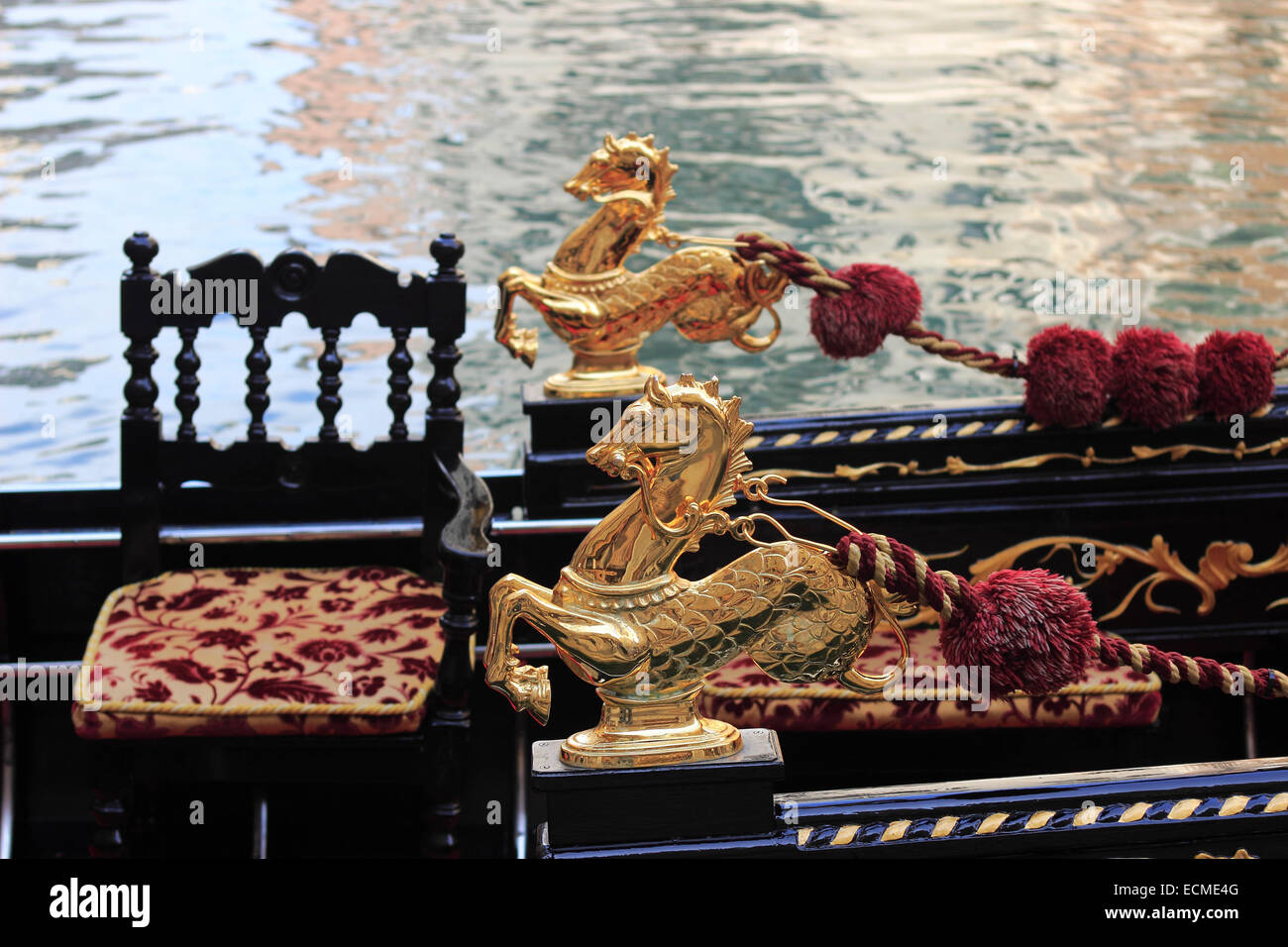 Stuhl und Messing Ornamente, Gondel, San Marco, Venedig, Veneto, Italien Stockfoto