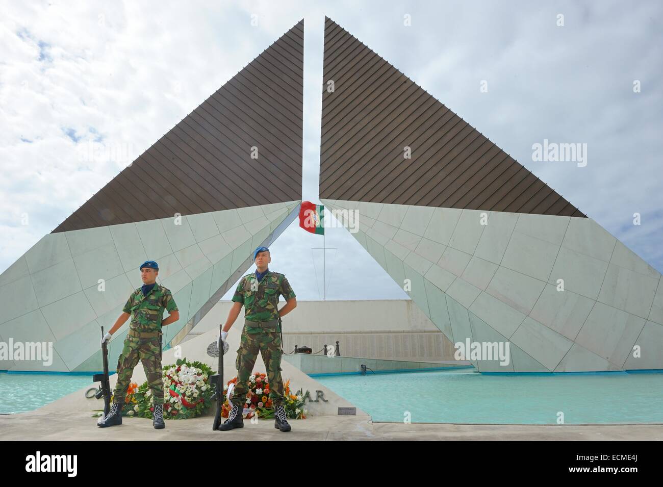 Zwei Wachen, steht man vor der kolonialen Krieg Memoril, mit Kränzen, ewiges Feuer, kolonialen Kriegerdenkmal, Namen der gefallenen Stockfoto