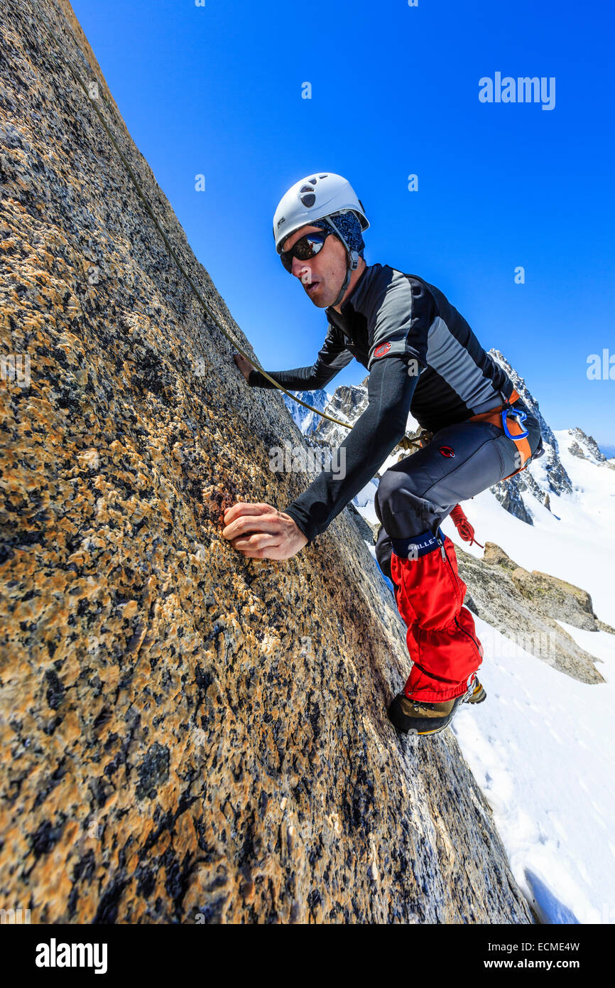Kletterer Klettern an einer Felswand, alpines Klettern, Alpen, unterhalb des Gipfels, Petite Forch, Kanton Wallis, Schweiz Stockfoto