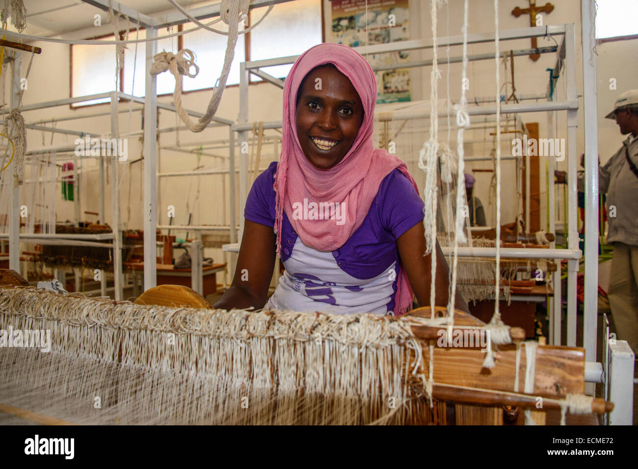 Freundliche Frau arbeitet an einer Hand Webstuhl in einem sozialen Projekt, Eritrea Stockfoto