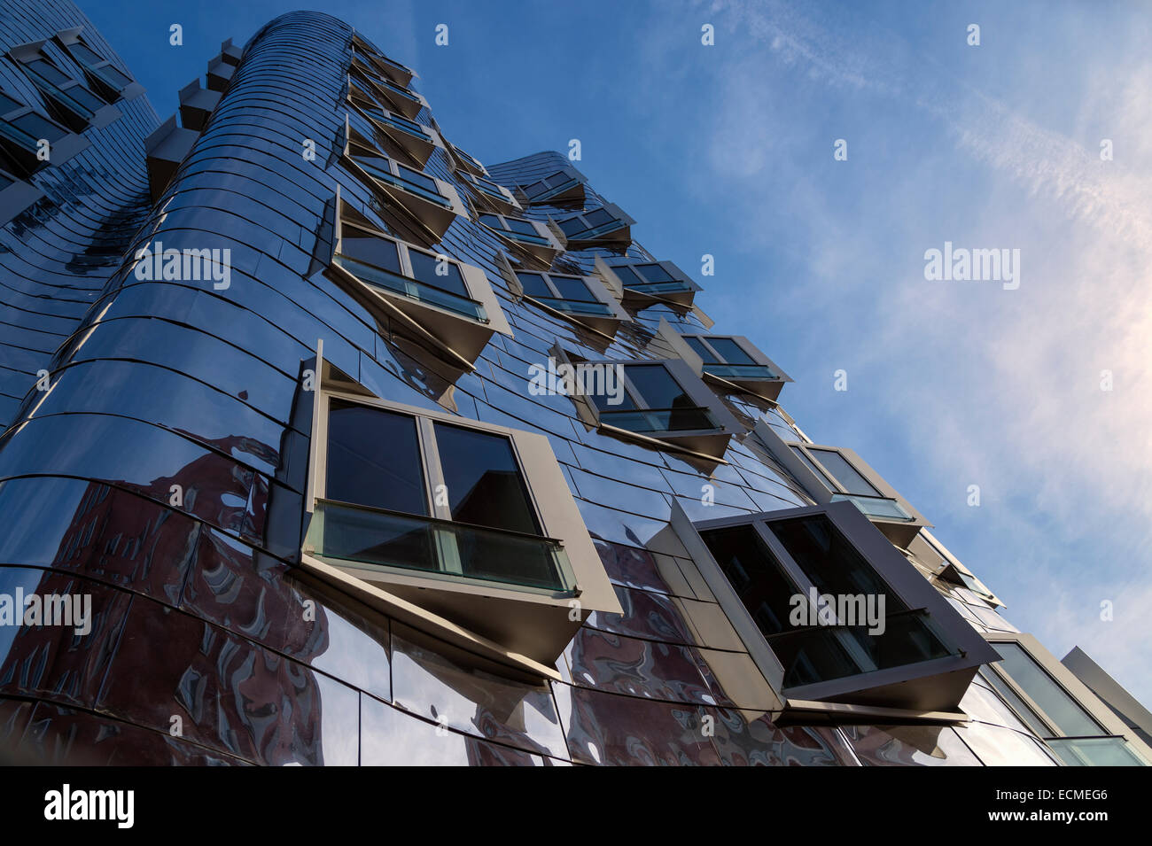 Windows auf der Backbordseite, Neuer Zollhof oder Gehry-Bauten im Medienhafen, Düsseldorf, Nordrhein-Westfalen, Deutschland Stockfoto