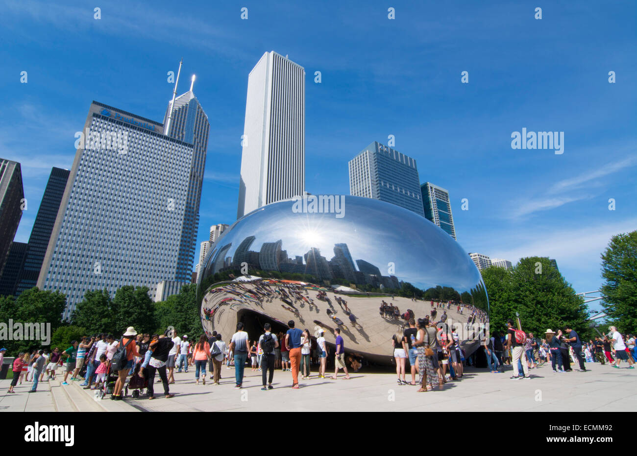 Chicago Illinois Millennium Park mit berühmten Skulptur Cloud Gate genannt The Bean mit Skyline im Hintergrund Hochhäuser aus Daunen Stockfoto