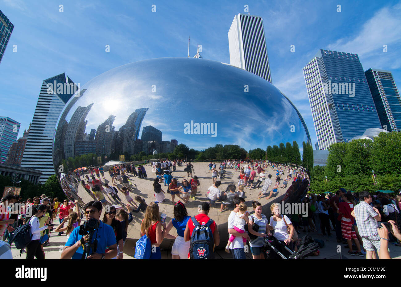 Chicago Illinois Millennium Park mit berühmten Skulptur Cloud Gate genannt The Bean mit Skyline im Hintergrund Hochhäuser aus Daunen Stockfoto