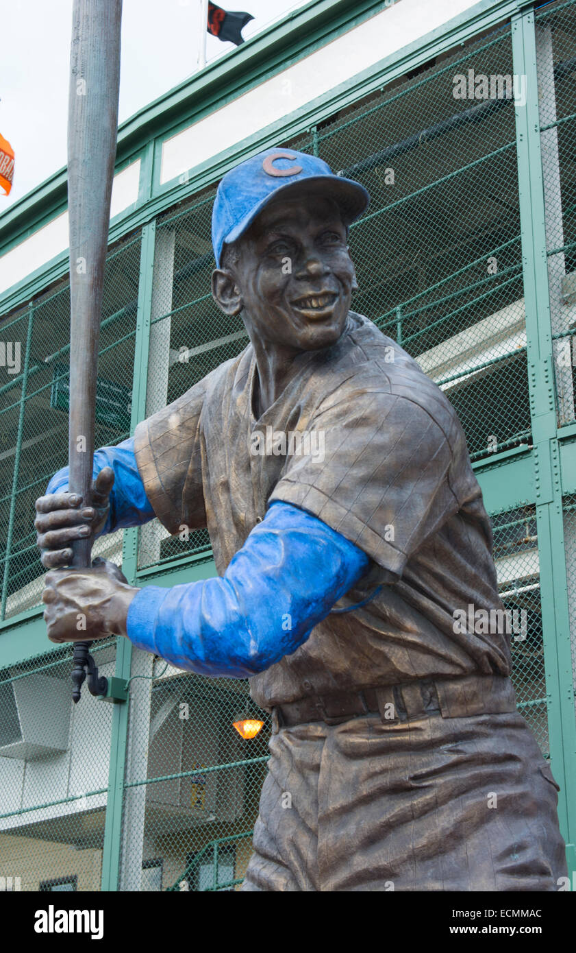 Chicago Illinois berühmte Wrigley Field Statue von Ernie Banks Mr Cub für  Major League Baseball-Team der Chicago Cubs Hal Stockfotografie - Alamy