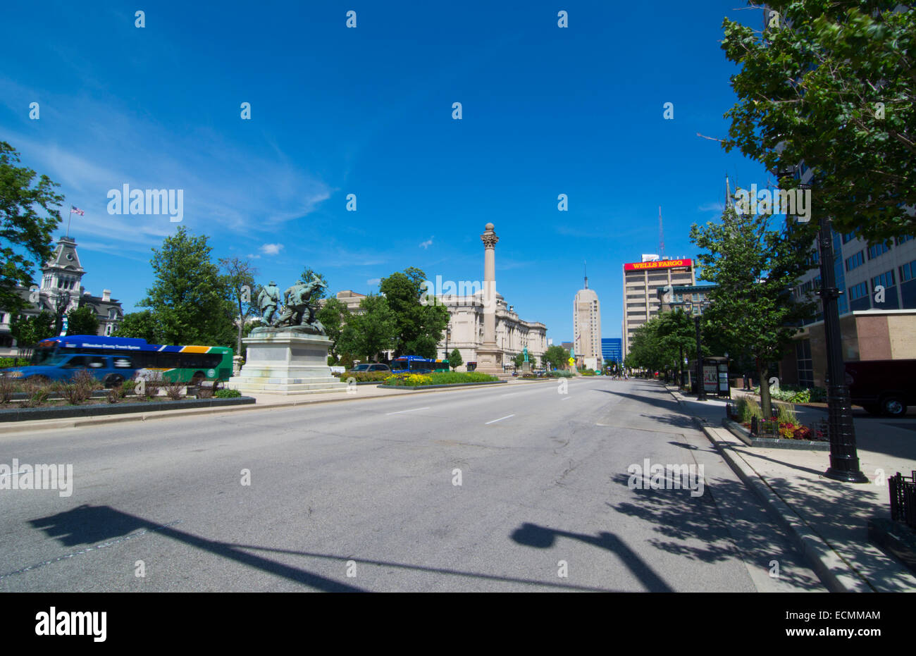 Die Innenstadt von Milwaukee Wisconsin Hauptstraße genannt Wisconsin Avenue Sonnentag Stockfoto