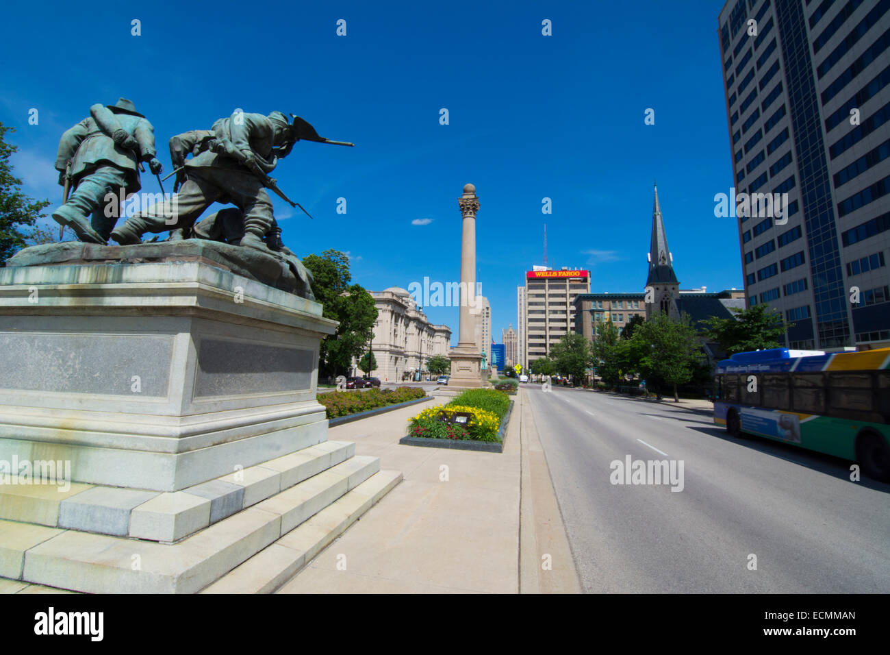 Die Innenstadt von Milwaukee Wisconsin Hauptstraße genannt Wisconsin Avenue Sonnentag Stockfoto