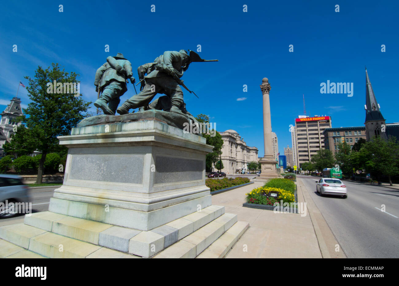 Die Innenstadt von Milwaukee Wisconsin Hauptstraße genannt Wisconsin Avenue Sonnentag Stockfoto