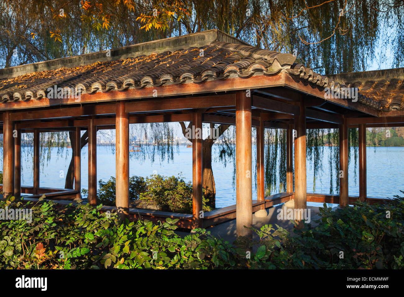 Traditionelle chinesische Holzpavillon an der Küste. Wandern rund um berühmte West Lake Park in der Innenstadt von Hangzhou, China Stockfoto