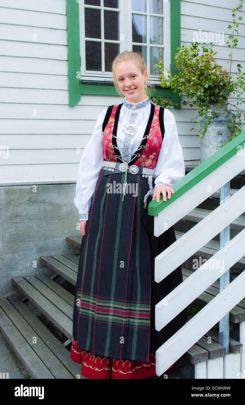 Laerdal Norwegen junge 18 jährige Frau im traditionellen Bunard Folk Kostüm  am weißen Haus Treppe Kleid Kleidung Herr-5 Stockfotografie - Alamy