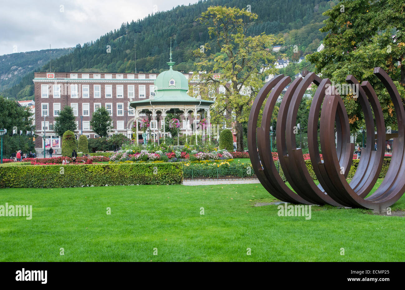 Bergen Norwegen Musik Pavillion bunte Pavillon mit Blumen in der Innenstadt mit Rikstelegraf und Rikstelefon Gebäude im Hintergrund Stockfoto