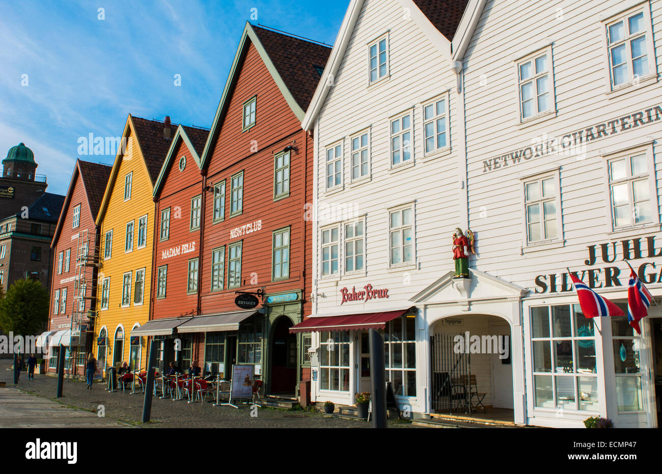 bergen-norwegen-bryggen-altstadt-mit-h-lzernen-schiefen-h-user