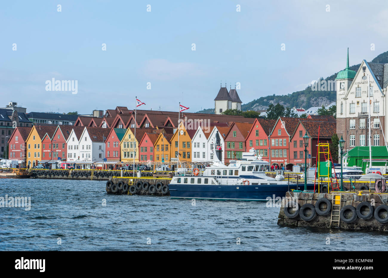 bergen-norwegen-bryggen-altstadt-mit-h-lzernen-schiefen-h-usern-und