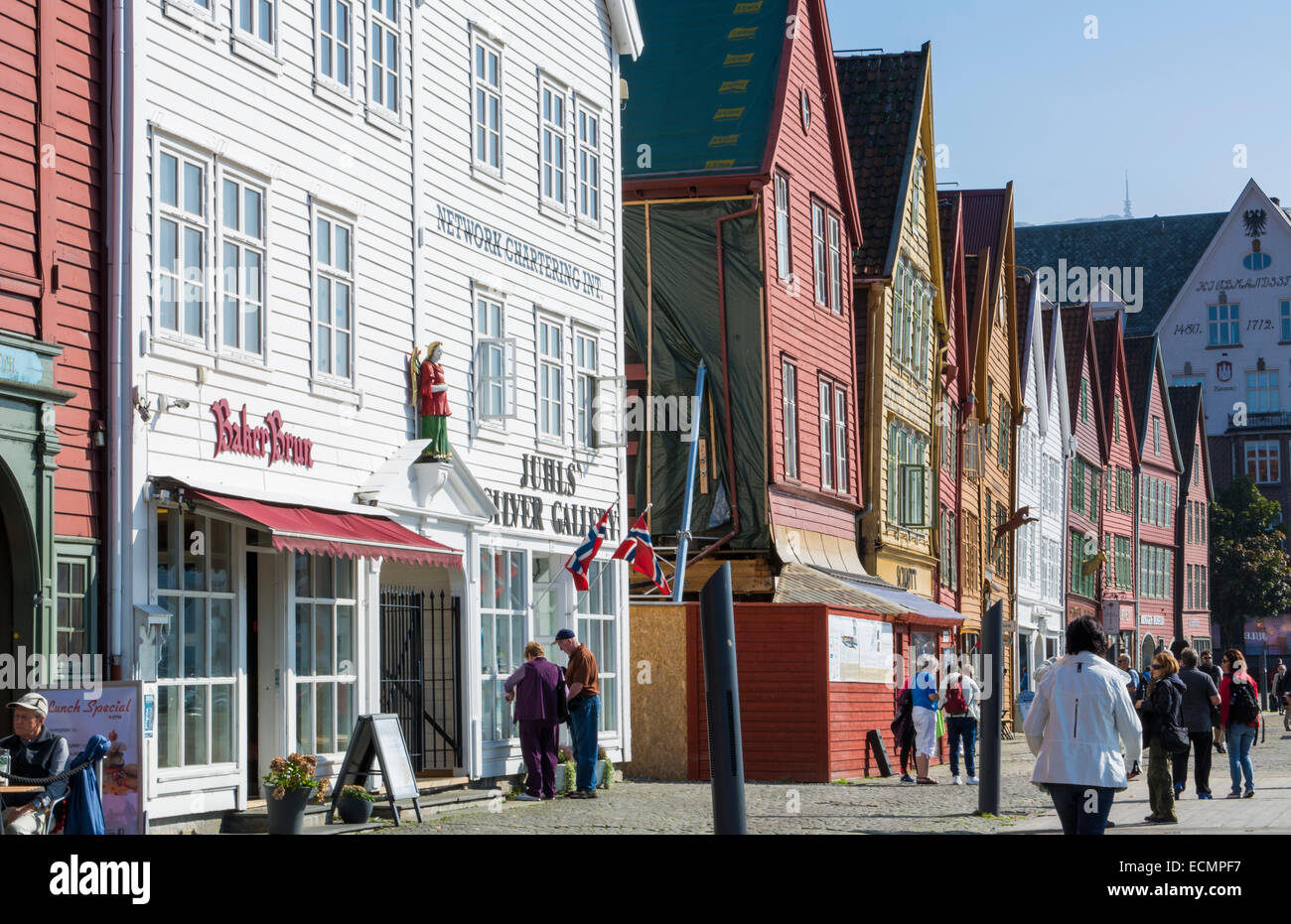 bergen-norwegen-bryggen-altstadt-mit-h-lzernen-schiefen-h-user