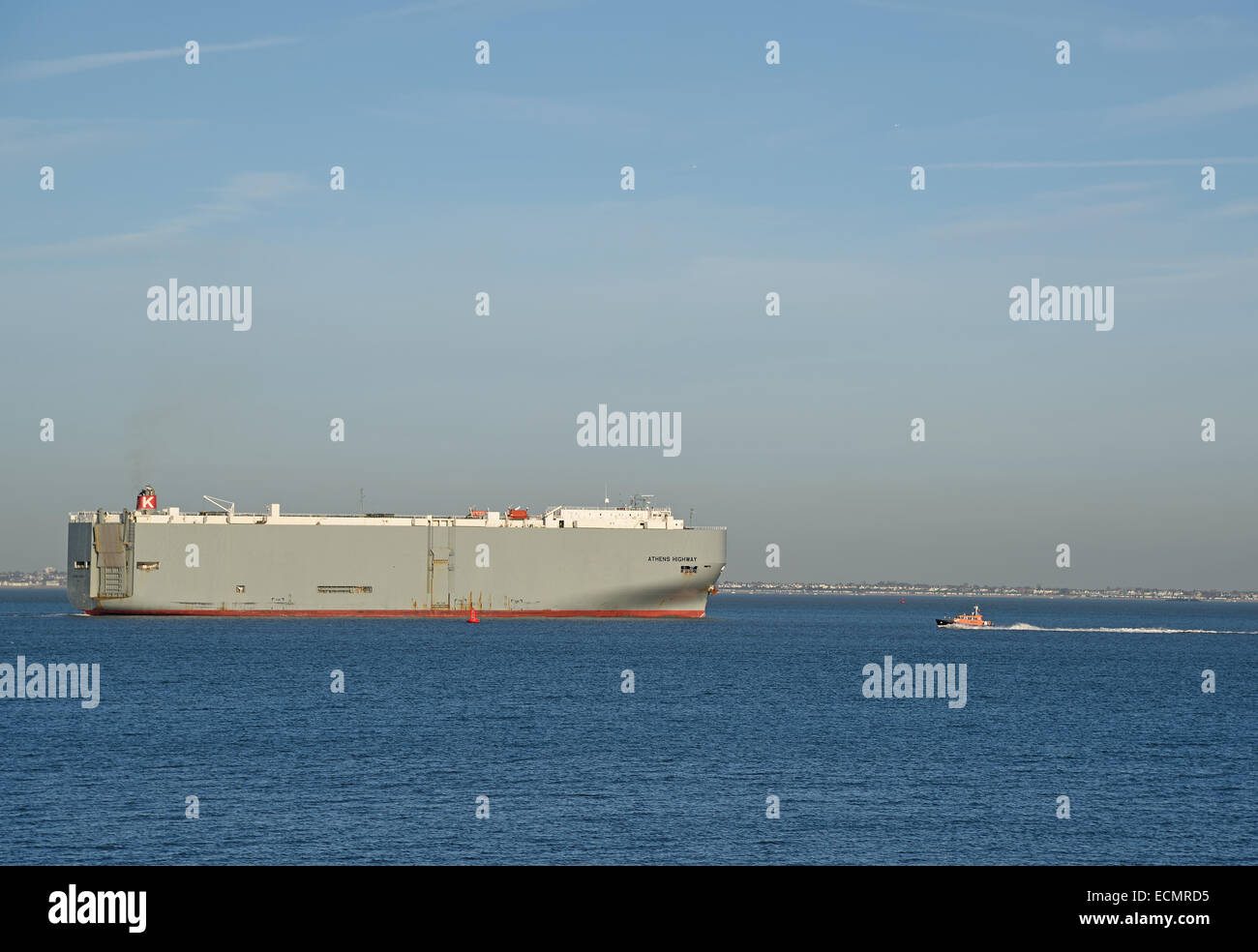 Athen Autobahn, Trägersubstanz Fahrzeuge verlassen Sheerness.  Sheerness ist ein wichtiger UK Hafen für den Export und Import von Fahrzeugen Stockfoto