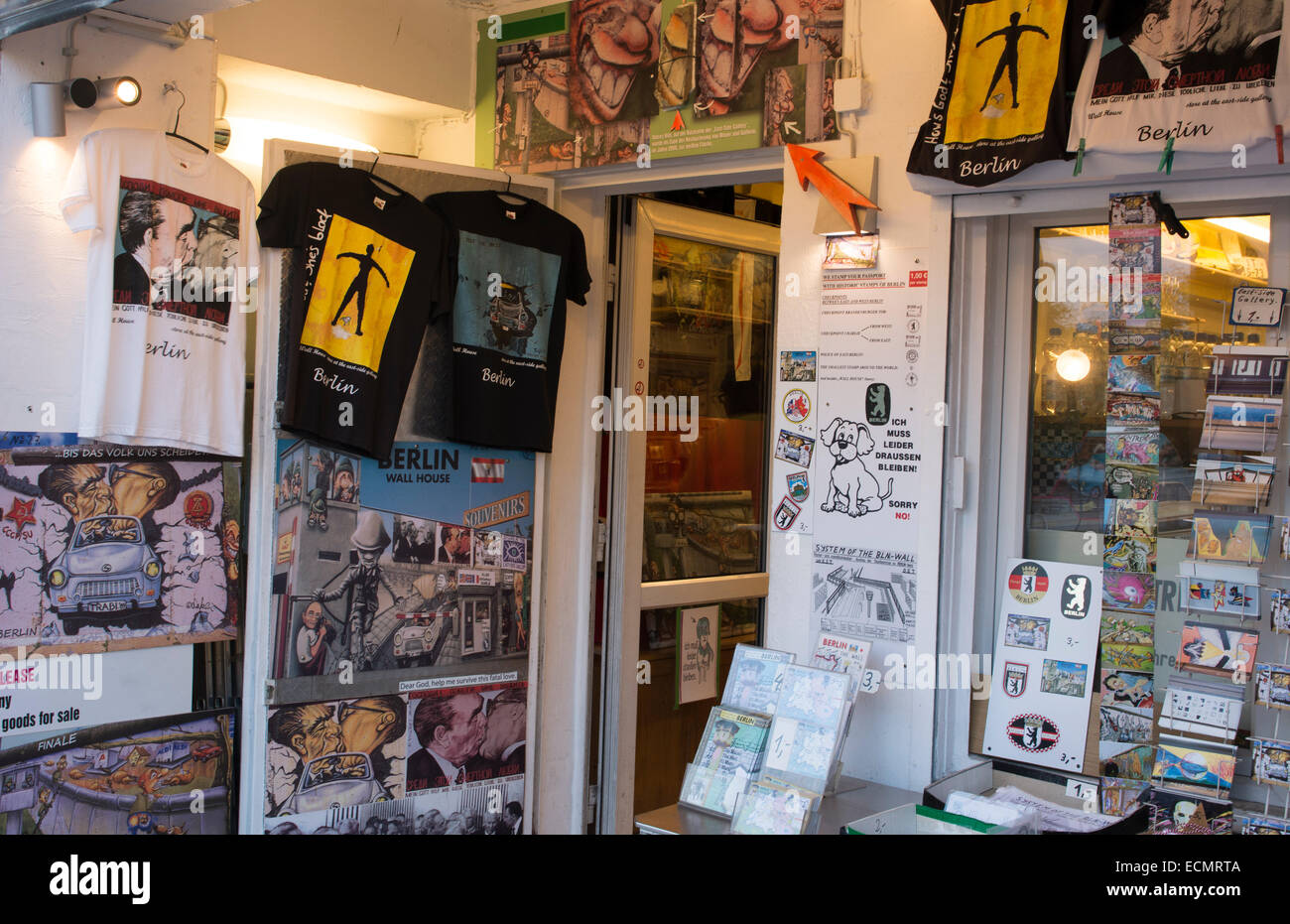 Berlin Deutschland verbliebenen Teil der Berliner Mauer Souvenirs Innenstadt zu verkaufen Stockfoto