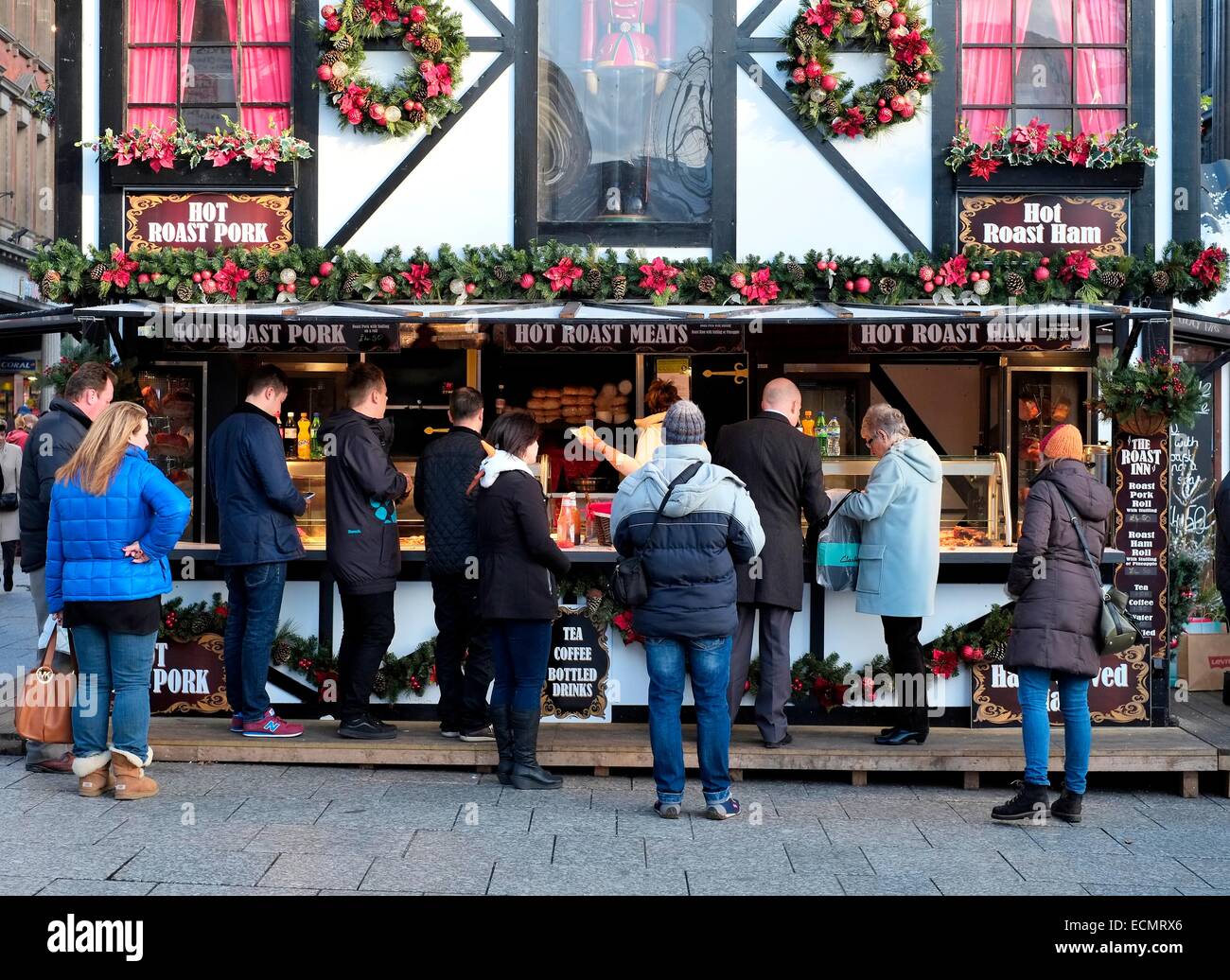 Nottingham Weihnachtsmarkt 2014. Kunden außerhalb einer heißen Braten stall England UK Stockfoto