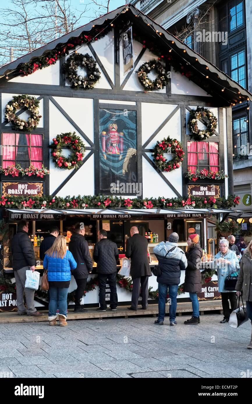 Nottingham Weihnachtsmarkt 2014. Kunden außerhalb einer heißen Braten stall England UK Stockfoto