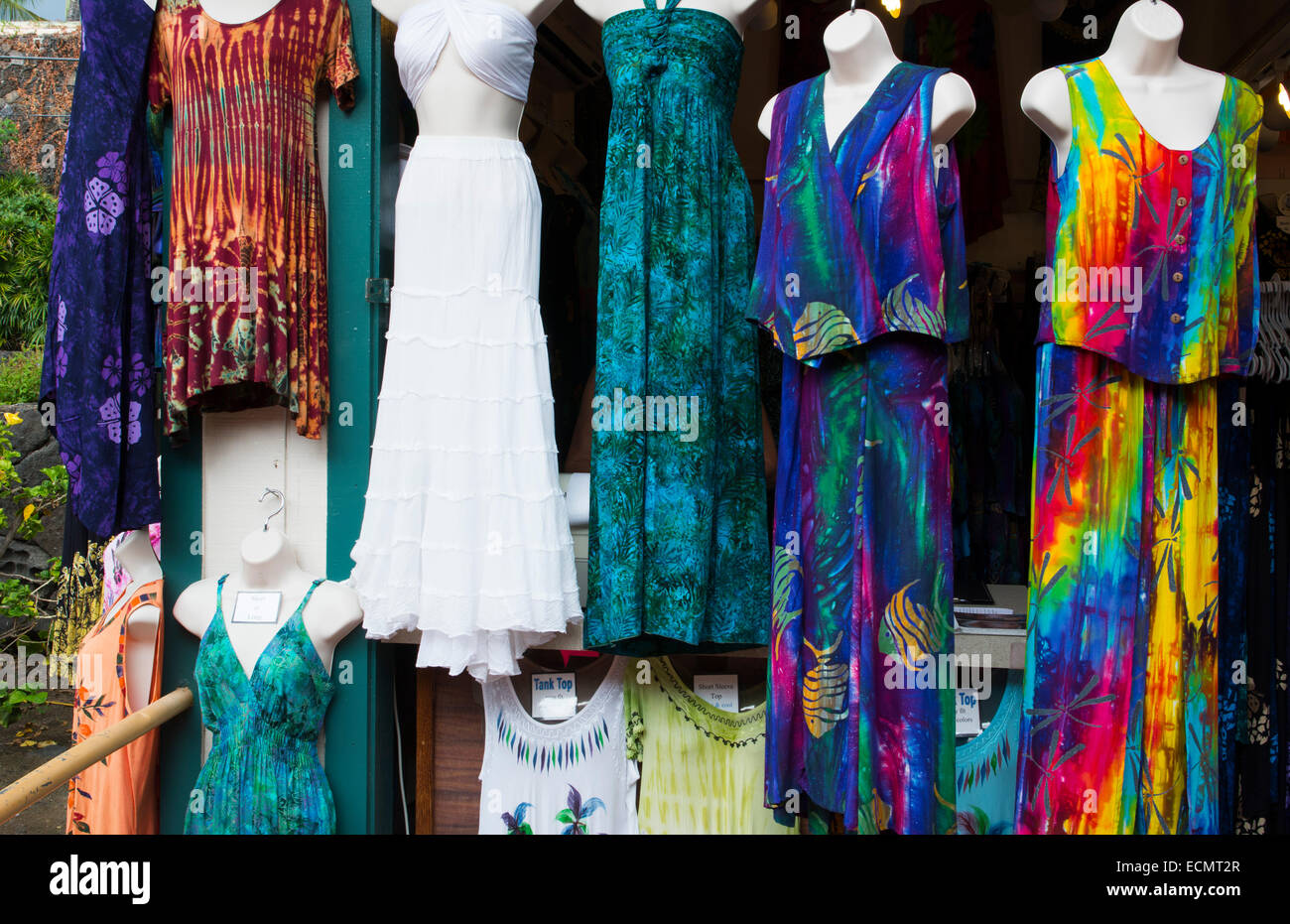Kona Hawaii Kailua-Kona Alii Drive Geschäfte in Kona Village Damen bunte  Kleider für Strand in den Warenkorb Stockfotografie - Alamy
