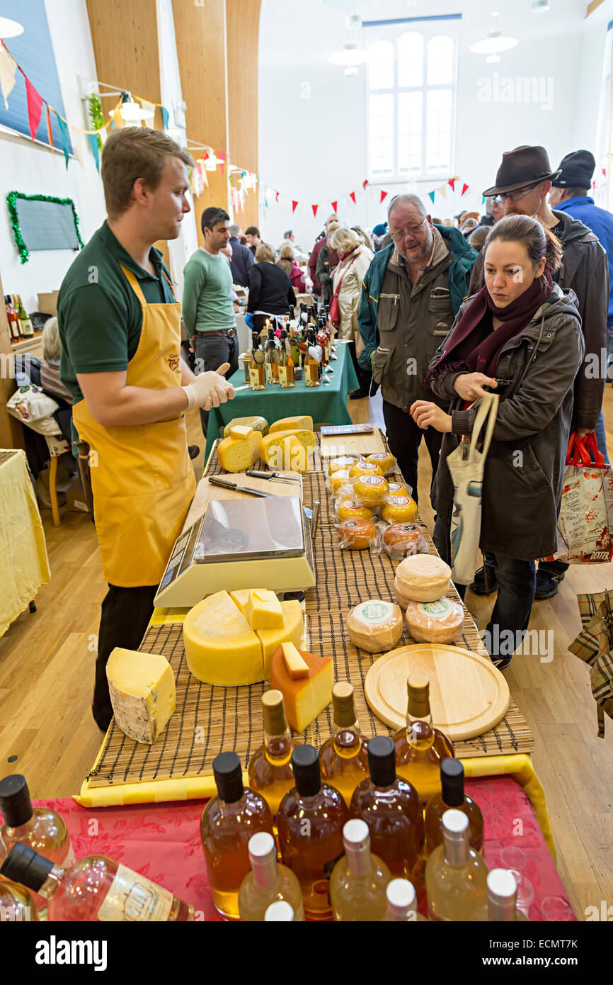 Menschen bei Cheese stall an Weihnachten Food Festival, Abergavenny, Wales, UK Stockfoto