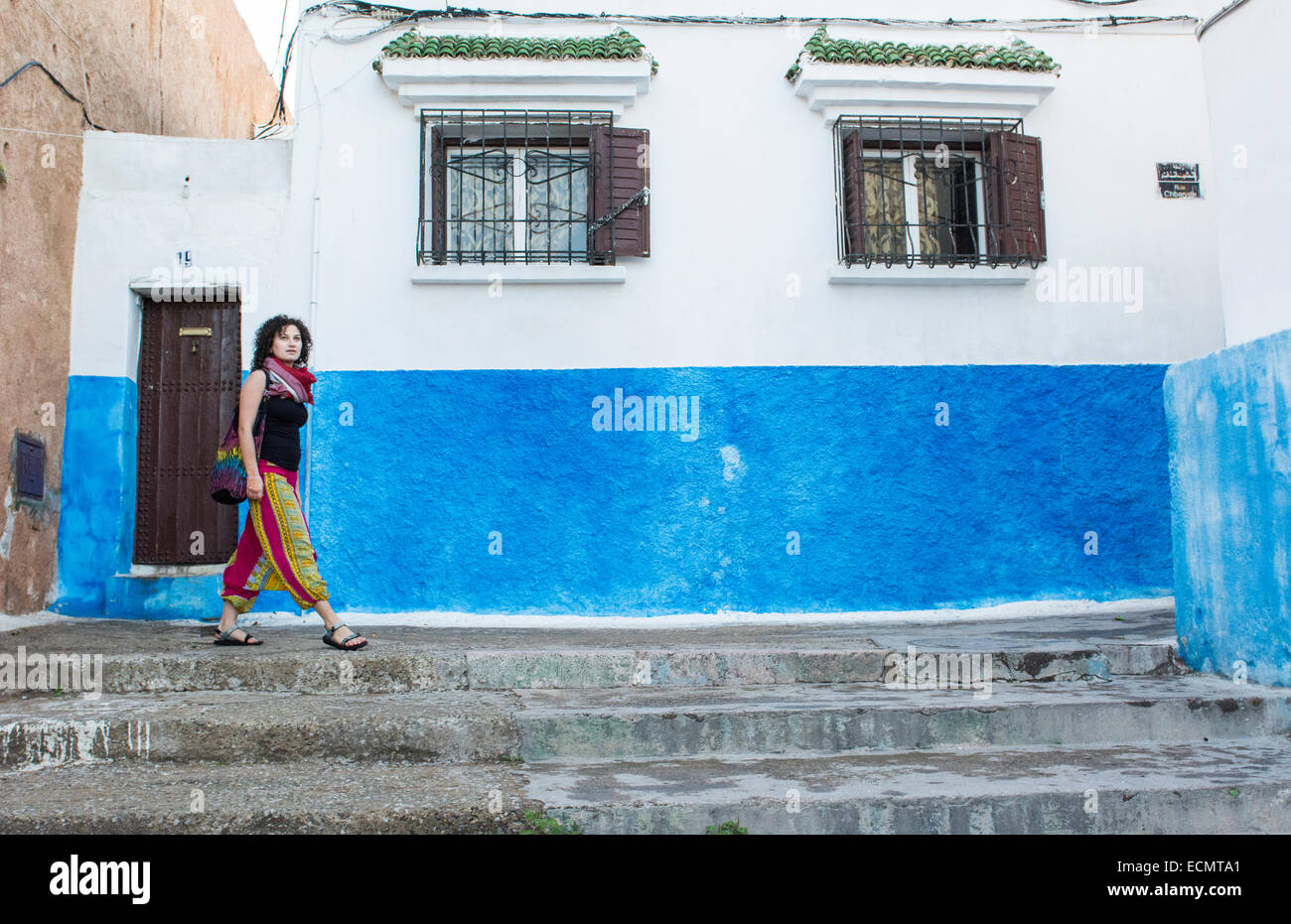 Rabat Marokko schöne Kasbah Udaya blauen Wänden Interieur mit Frau zu Fuß gegen blau Stockfoto