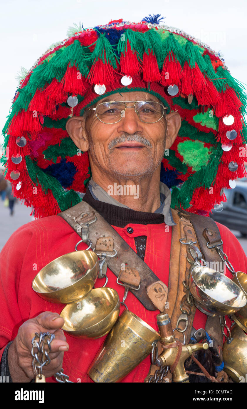 Marrakesch Marokko Tracht der lokalen Mann in Kleid mit Glocken in alten Medina Stockfoto