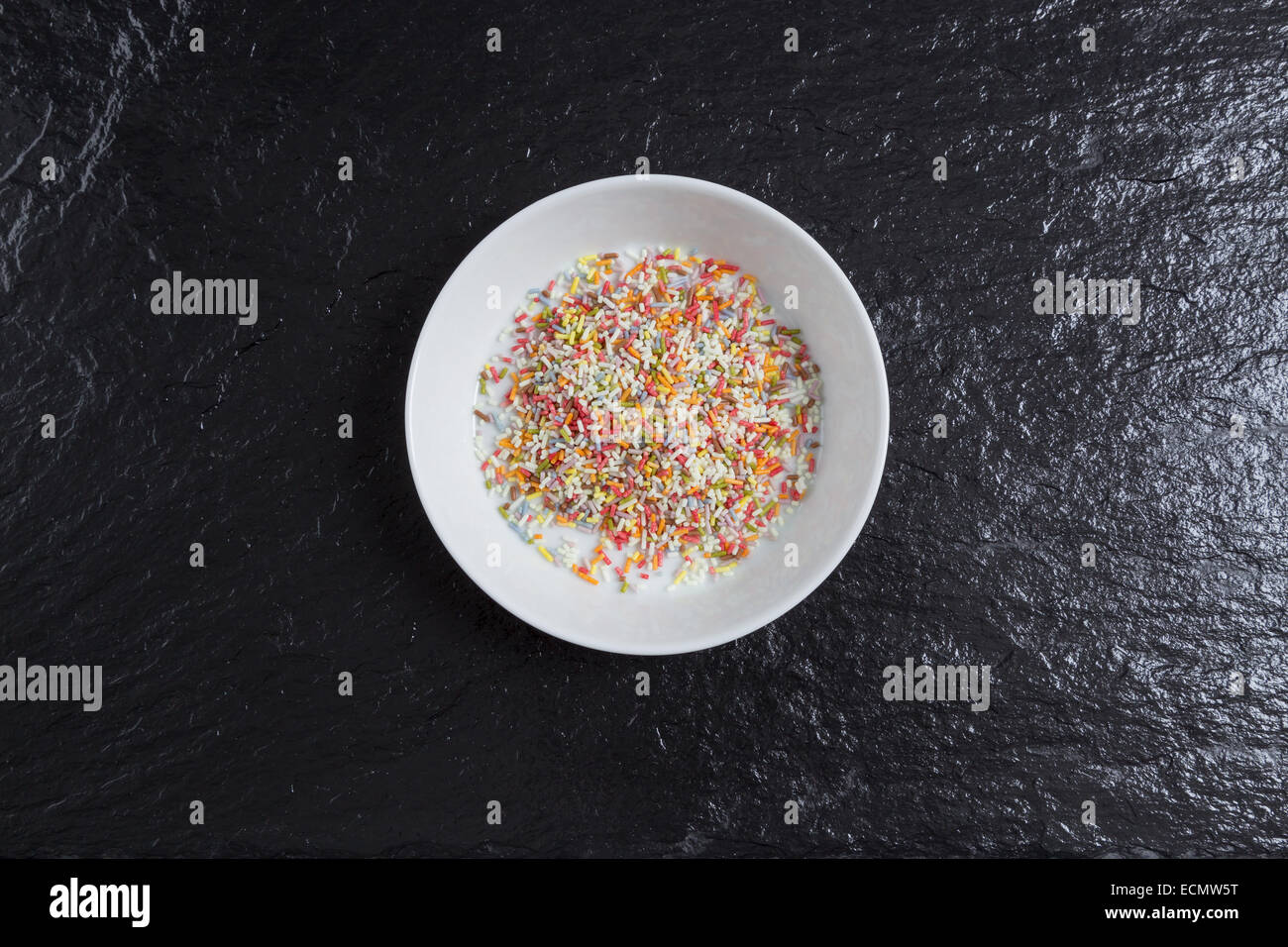 Zucker-Streusel in einer Schüssel auf einer Tafel. Stockfoto