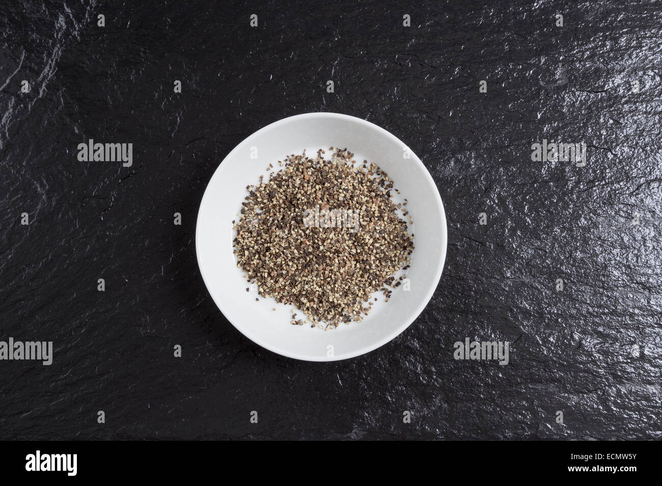 Gehackten Pfeffer in einer Schüssel auf einer Tafel. Stockfoto