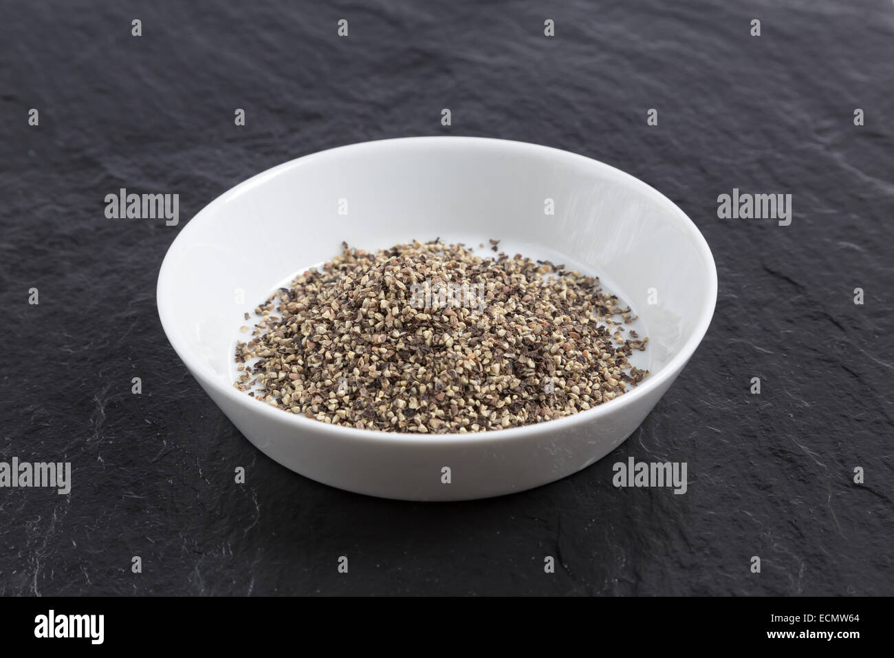 Gehackten Pfeffer in einer Schüssel auf einer Tafel. Stockfoto