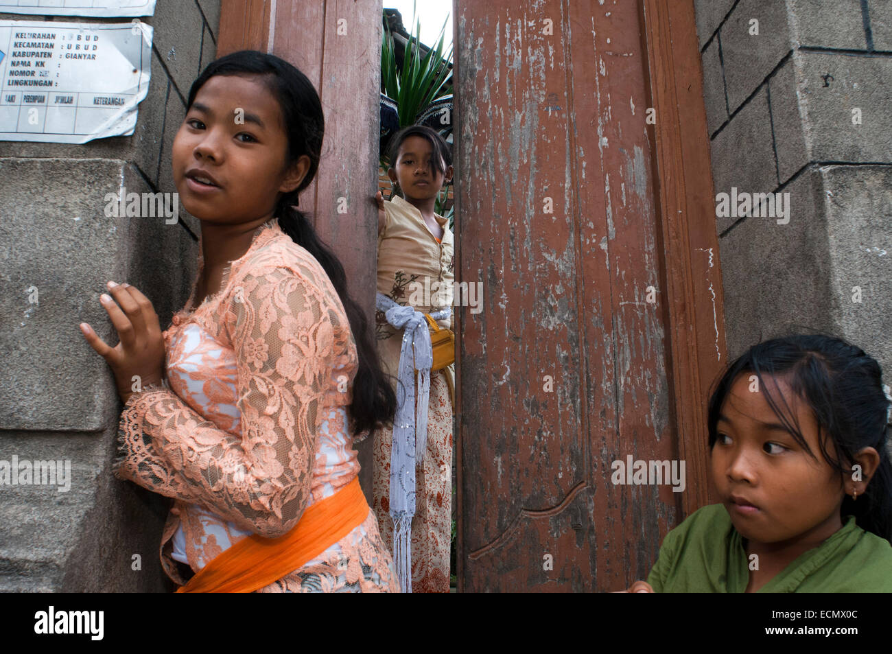 Mädchen vor ihrer Haustür in Ubid. Bali. Indonesien. Ubud ist eine Stadt auf der indonesischen Insel Bali in Ubud Bezirk, befindet sich amo Stockfoto