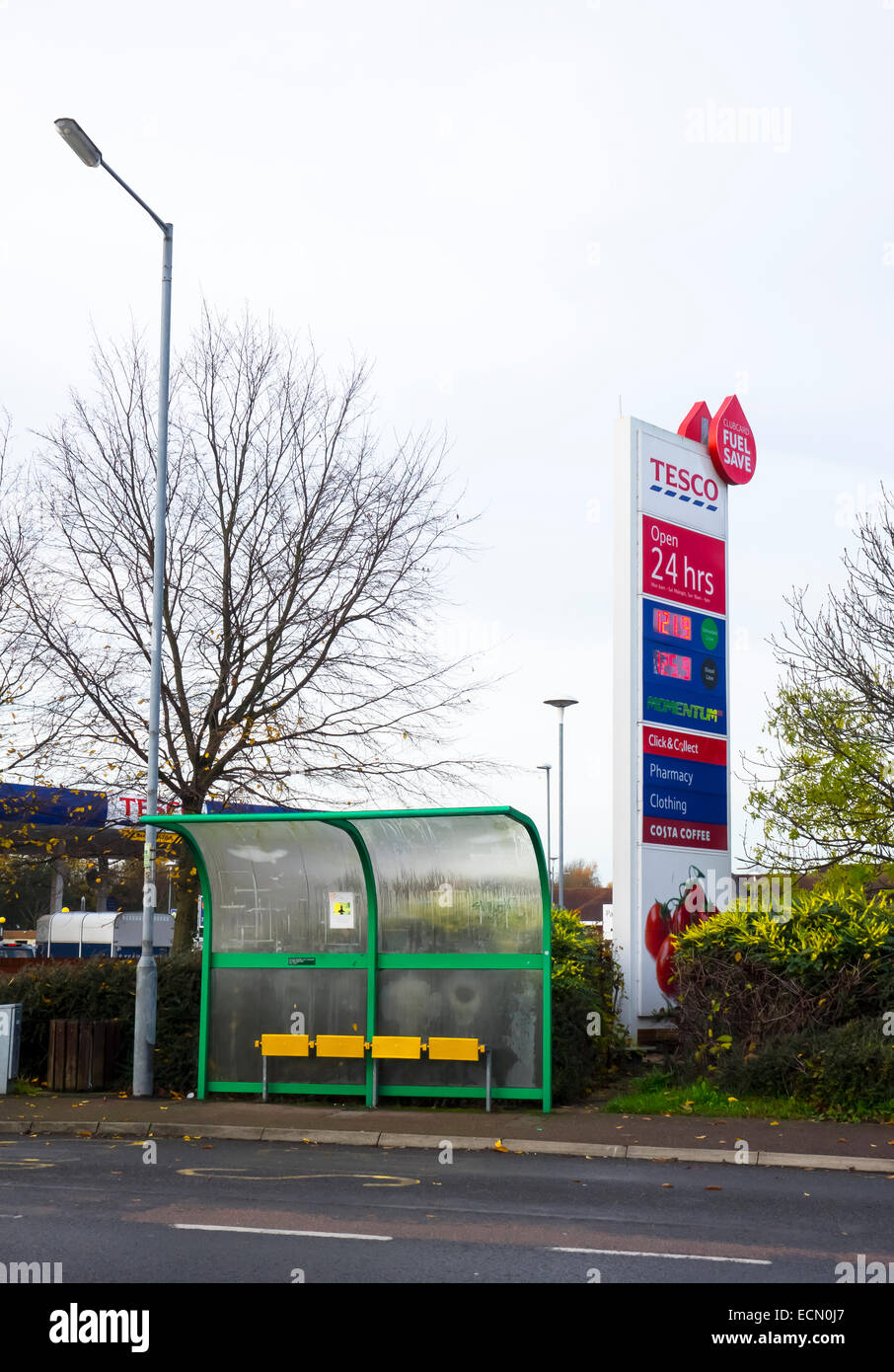 Bushaltestelle und Tesco Treibstoff unterzeichnen Milton Stockfoto