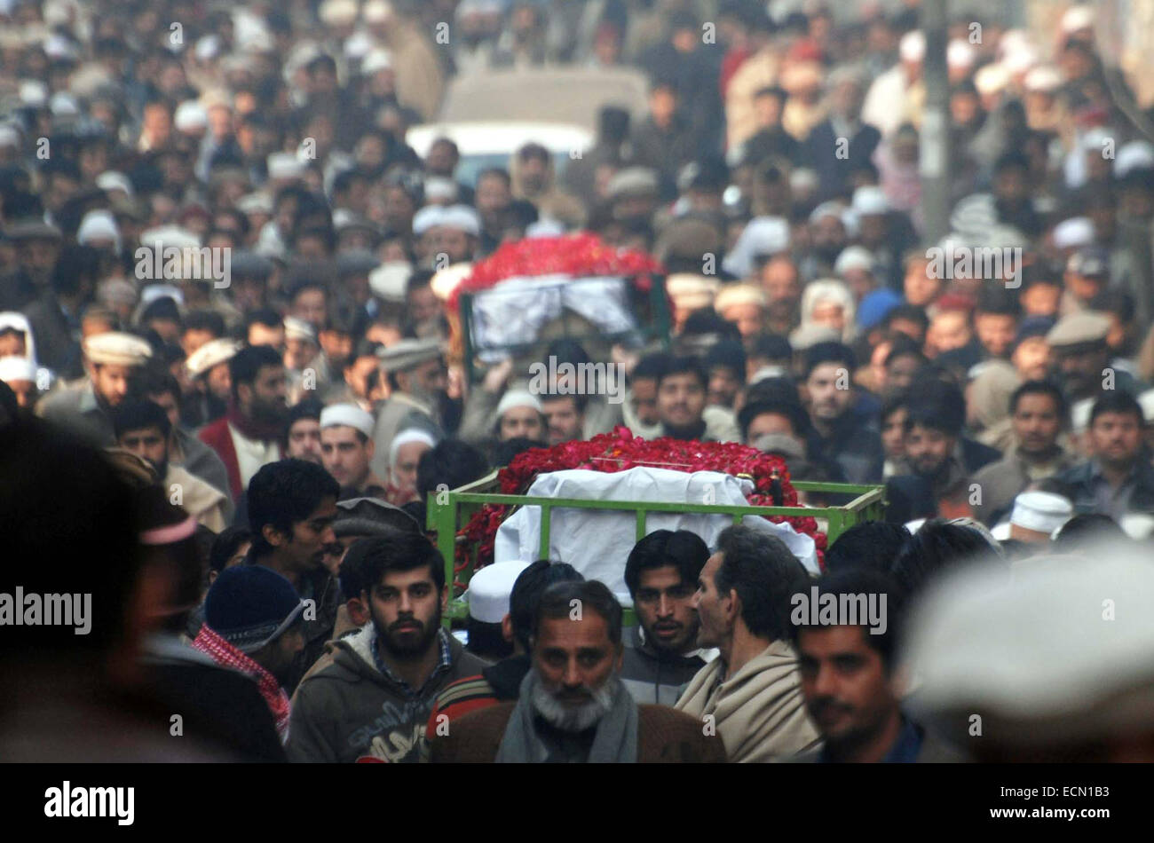 Jamat-e-Islami (JI) Amier, Siraj Haq und anderen Trauernden teilnehmen eine Trauerfeier der Opfer eines Angriffs durch militante auf Armee Public School befindet sich an der Warsak Road in Peshawar auf Mittwoch, 17. Dezember 2014. Insgesamt 141 Personen, darunter 132 Schüler und neun Mitarbeiter getötet und 133 Verletzte in Dienstages Terror-Anschlag auf eine Armee öffentliche Schule befindet sich an der Warsak Road in Peshawar. Die pakistanischen Taliban haben behauptete Verantwortlichkeit für den Angriff. Stockfoto