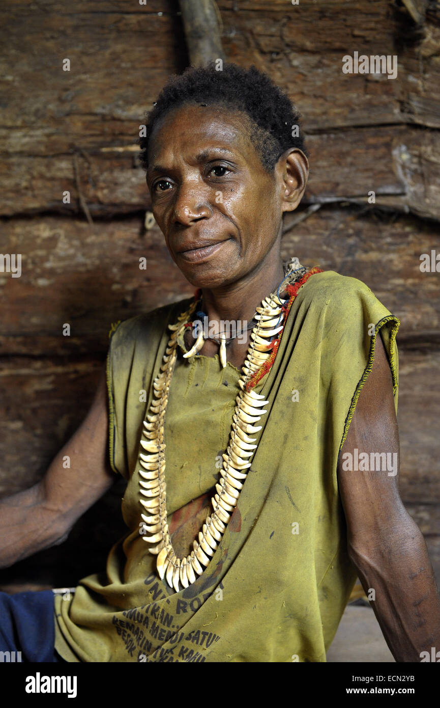Die Korowai Portrait Frau in dem Holzhaus. Korowai Kombai (Kolufo