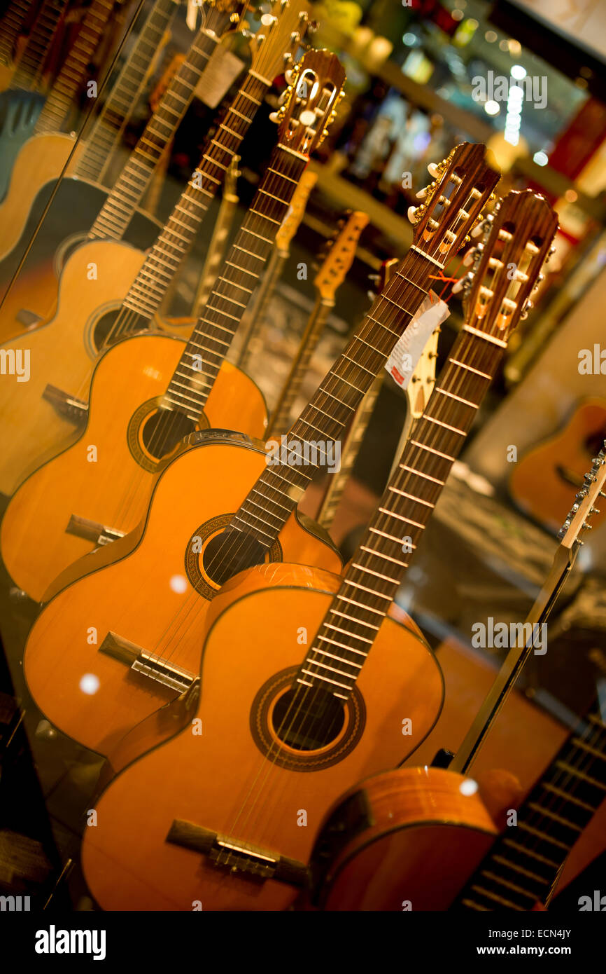 akustische Gitarren Shop Stockfoto