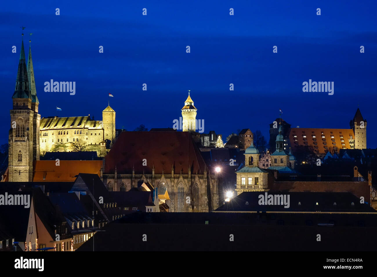 St. Sebaldus-Kirche und Nürnberger Burg bei Nacht, Nürnberg, Mittelfranken, Franken, Bayern, Deutschland, Europa Stockfoto