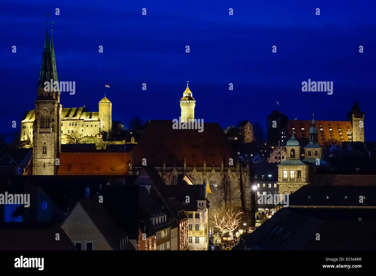 St. Sebaldus-Kirche und Nürnberger Burg bei Nacht, Nürnberg, Mittelfranken, Franken, Bayern, Deutschland, Europa Stockfoto