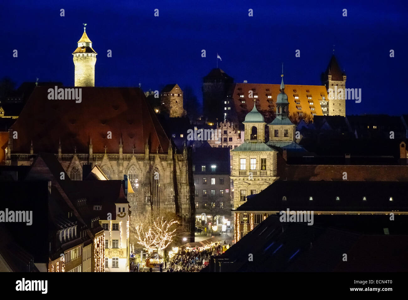 St. Sebaldus-Kirche und Nürnberger Burg bei Nacht, Nürnberg, Mittelfranken, Franken, Bayern, Deutschland, Europa Stockfoto