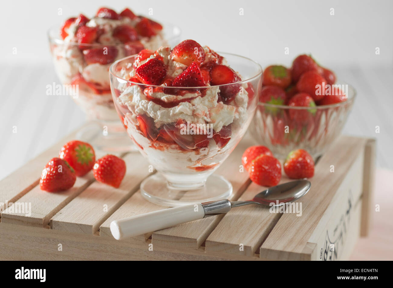 Eton Mess. Traditionelle Erdbeere, Baiser und Sahne Dessert. Stockfoto