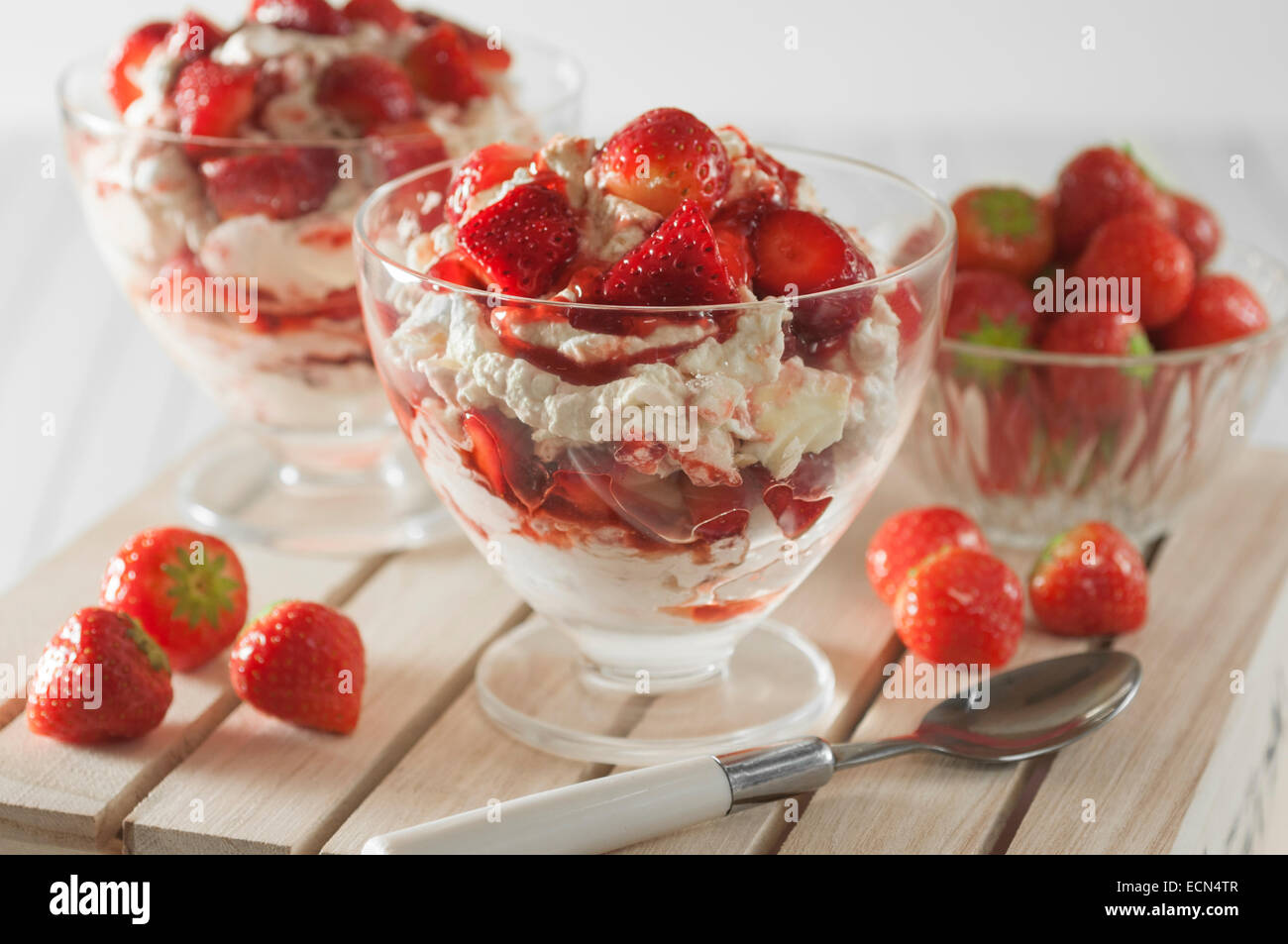 Eton Mess. Traditionelle Erdbeere, Baiser und Sahne Dessert. Stockfoto