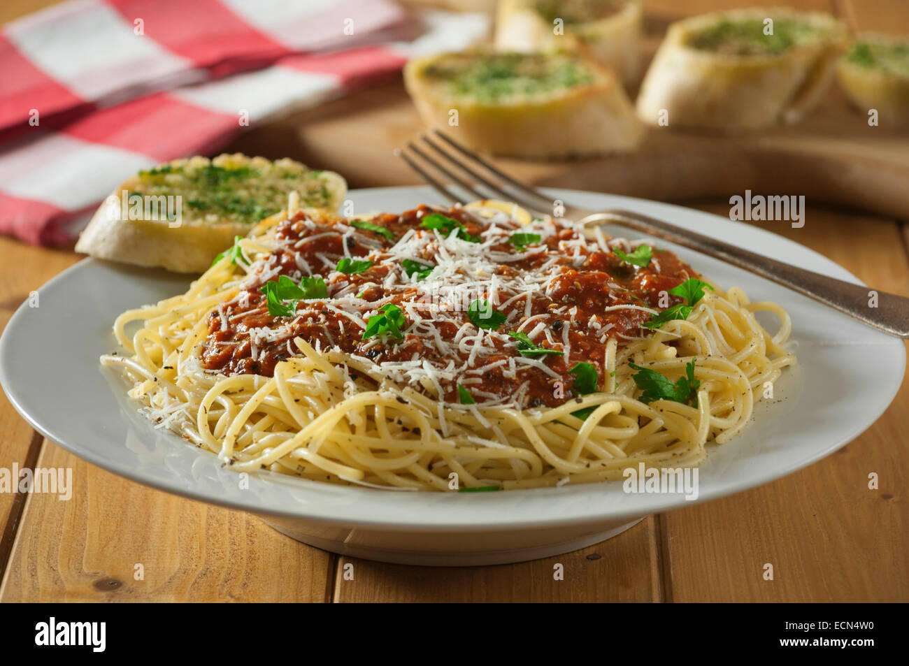 Spaghetti Bolognese mit Knoblauchbrot. Italienische Pasta-Gericht ...
