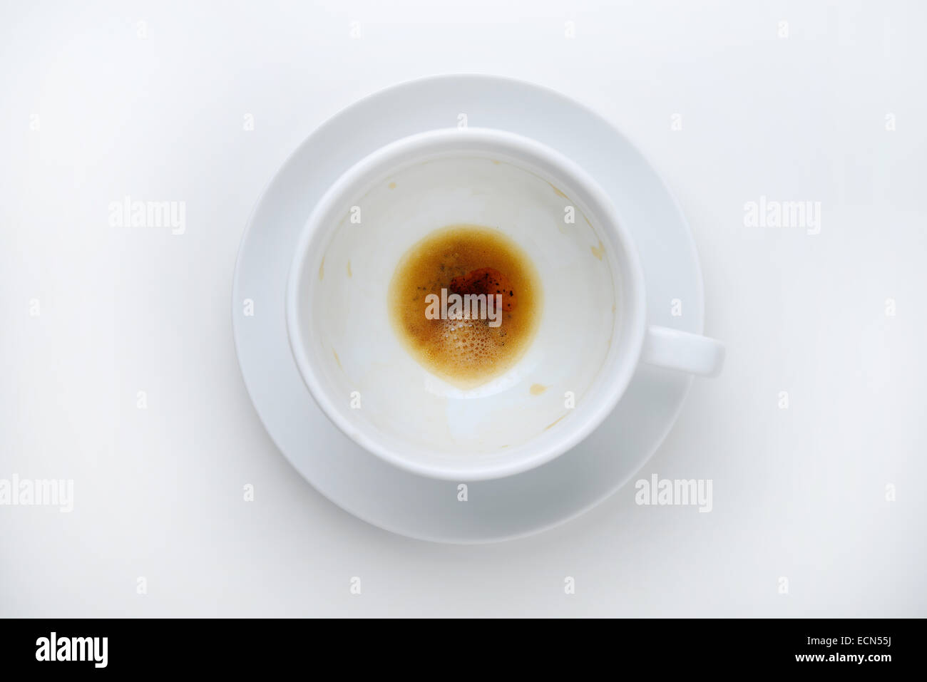 leere Kaffeetasse auf weißem Hintergrund Stockfoto