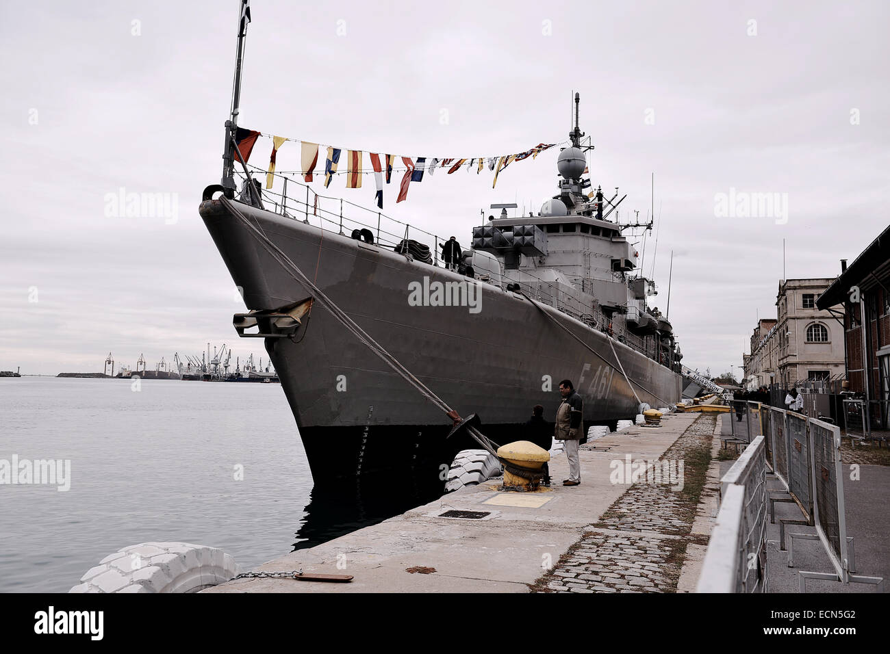 Die Standard-Klasse griechische Marine Fregatte HS "Themistocles" angedockt in Thessaloniki, Griechenland Stockfoto
