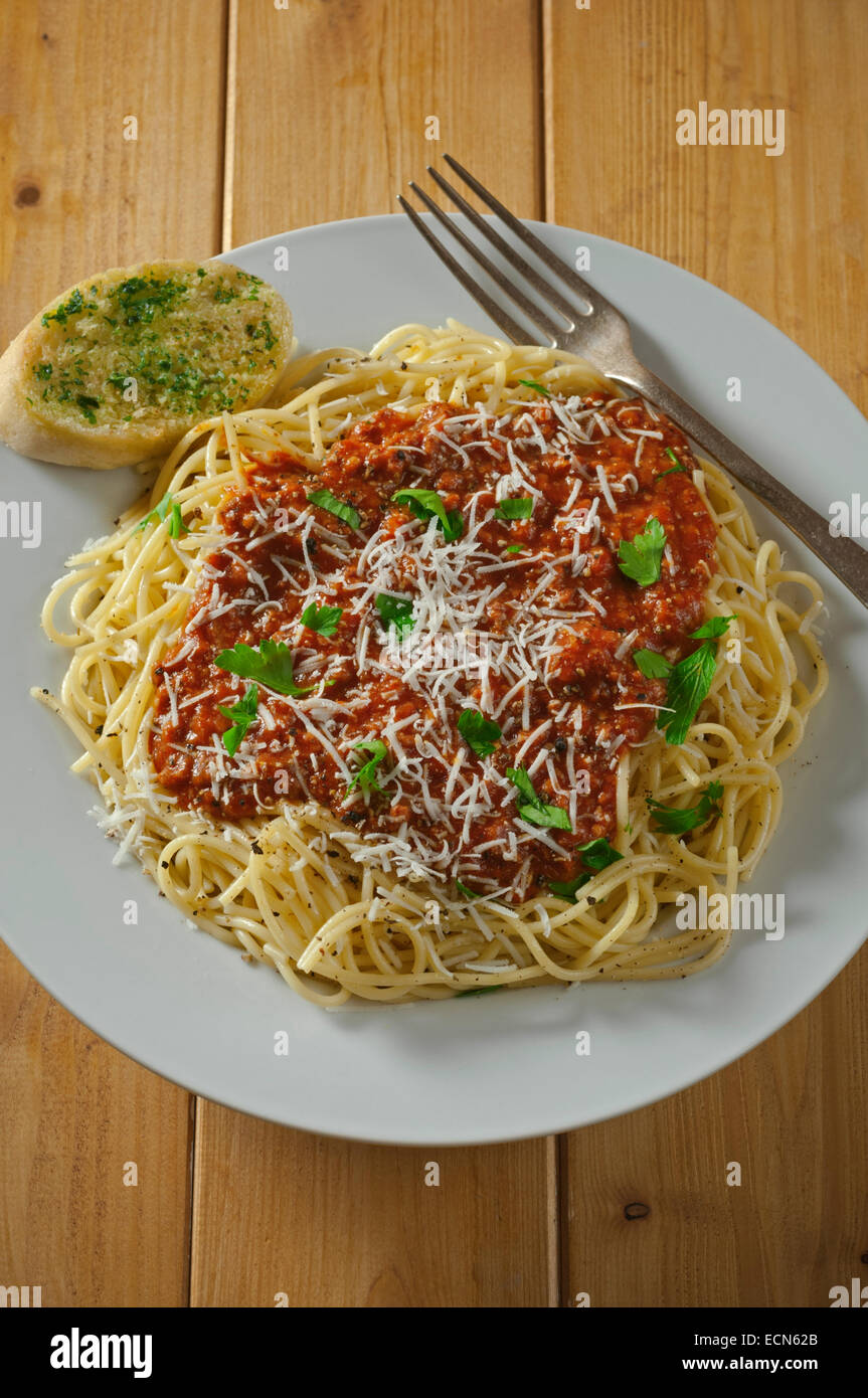 Spaghetti Bolognese mit Knoblauchbrot. Italienische Pasta-Gericht. Stockfoto