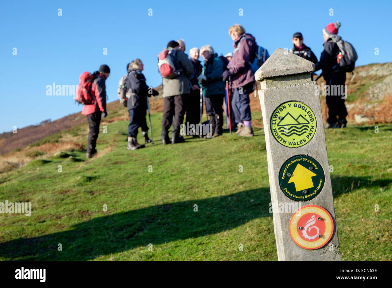 North Wales Küste Weg Zeichen mit einer Gruppe von Wanderern auf Conwy Berg in Snowdonia-Nationalpark. Conwy Wales UK Großbritannien Stockfoto