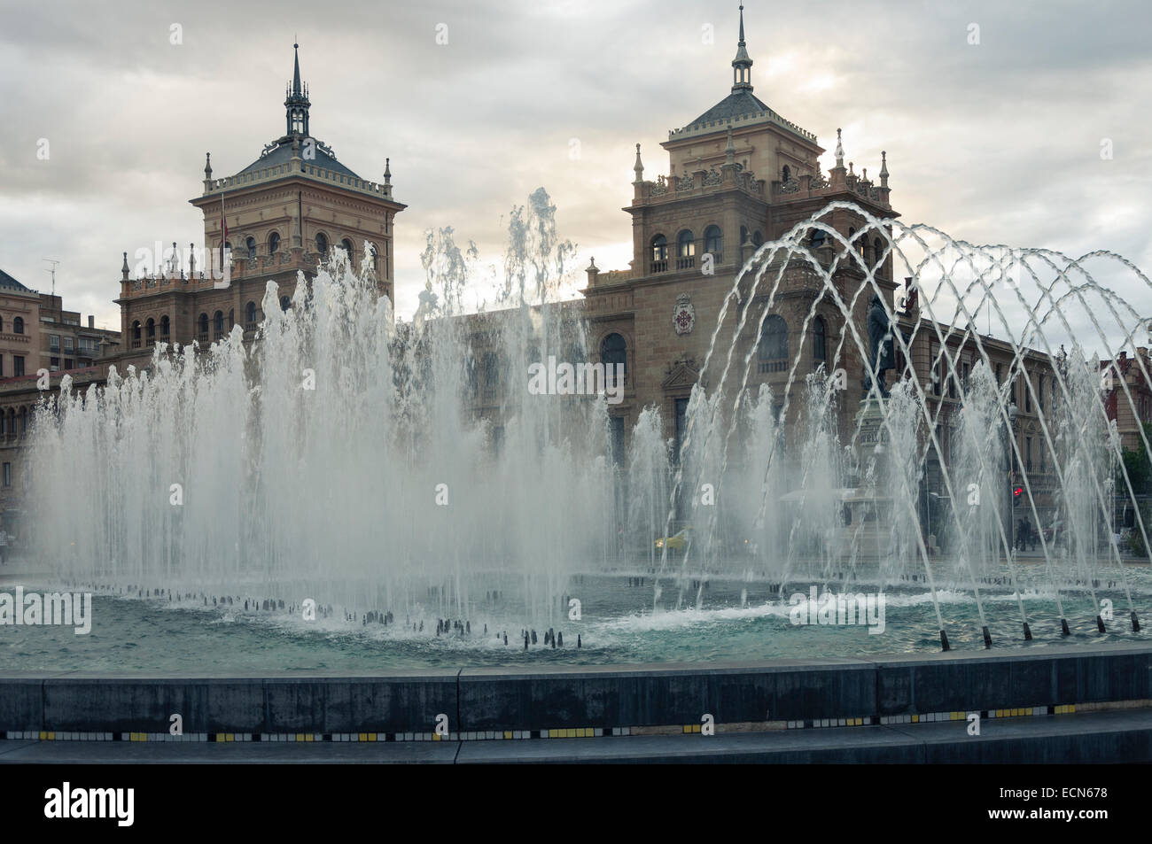 Brunnen in der Plaza Zorrilla mit der Akademie der bewaffneten Kavallerie, Valladolid, Burg und Leon, Spanien, Europa Stockfoto