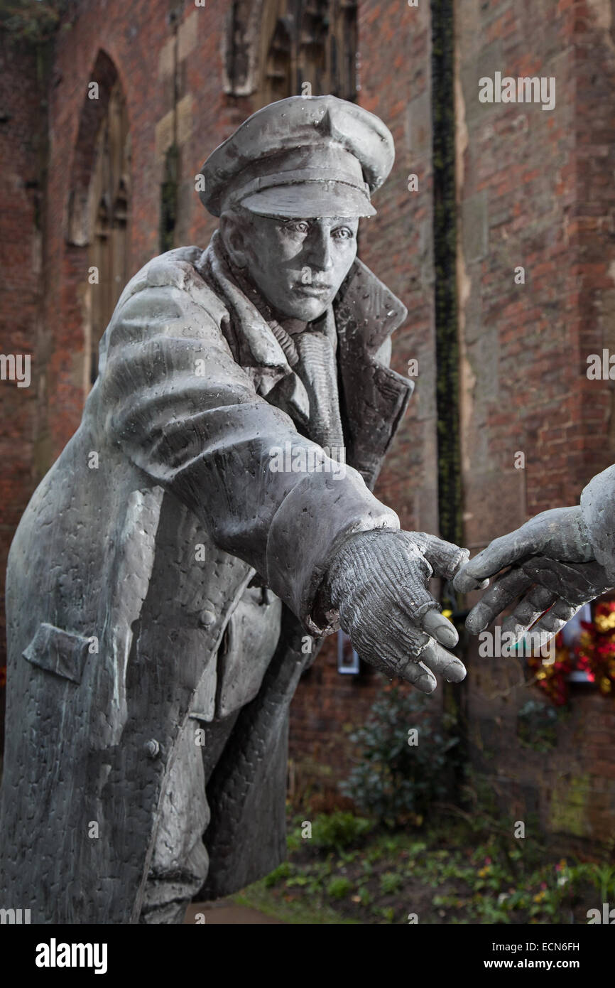 Statue des Ersten Weltkriegs Liverpool, Merseyside, Großbritannien, der 15. Dezember Weihnachtsfrieden Volksskulptur, Händeschütteln, feindliche Soldaten zum Gedenken an den berühmten Waffenstillstand von Weihnachten 1915 enthüllt in Liverpools bombardierten Kirche. Die vom Bildhauer Andy Edwards entworfene Statue mit dem Namen All Together Now zeigt einen britischen und einen deutschen Soldaten, der sich mit einem Fußball an ihrer Seite begrüßt. Es fängt den bemerkenswerten Moment im Dezember 1915 ein, als feindliche Soldaten des Ersten Weltkriegs entlang des Niemandslandes an der Westfront ihre Waffen niederlegten und aus ihren Schützengräben auftauchten, um die Hände zu schütteln Stockfoto