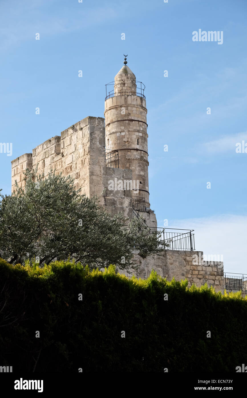 Der frühen islamischen Zeit (638-1099 CE) hat Rundturm auf der Zitadelle von Jerusalem, bekannt als der Turm von David sich in vielerlei Hinsicht ein Symbol von Jerusalem. Die "Kishle" und der Zitadelle Wassergraben am Tower of David Museum von Jerusalem History wurden erst vor kurzem der öffentlichen ermöglicht Erforschung der neuen archäologischen Funde, die Licht auf die Geschichte der Stadt stammt aus der Ära der ersten Tempels im 8. Jahrhundert v. Chr. eröffnet. Stockfoto