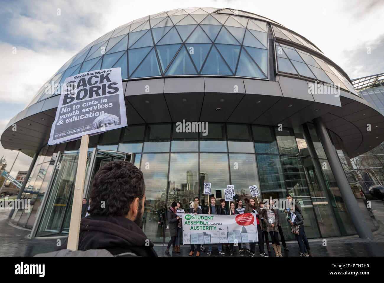 London, UK. 17. Dezember 2014.  Protest gegen Bürgermeister Boris Johnson Kürzungen zu Bildung Jugend Dienstleistungen © Guy Corbishley/Alamy Leben Stockfoto