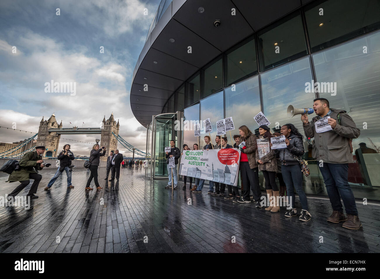 London, UK. 17. Dezember 2014.  Protest gegen Bürgermeister Boris Johnson Kürzungen zu Bildung Jugend Dienstleistungen © Guy Corbishley/Alamy Leben Stockfoto