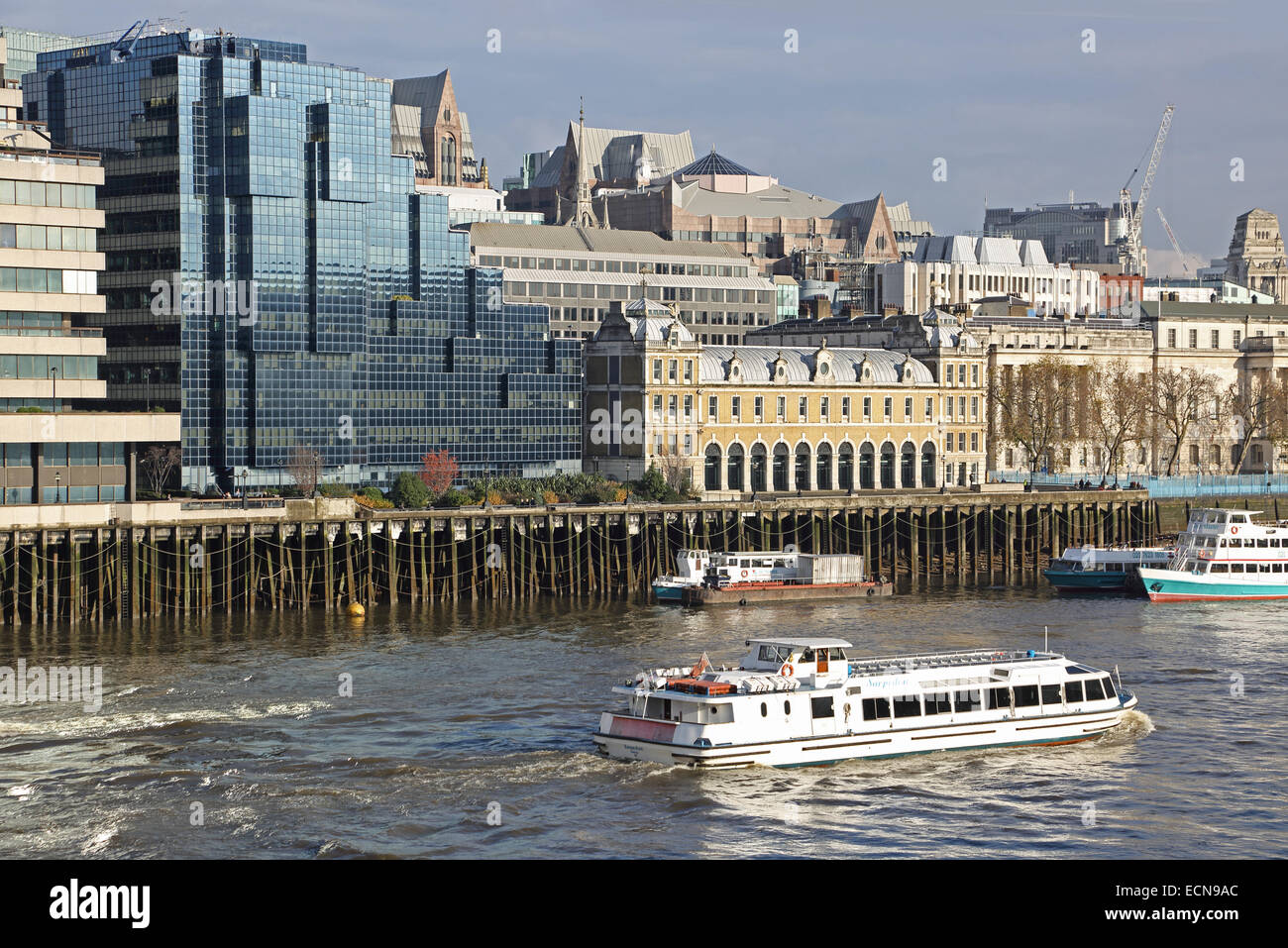 Neue Gebäuden umgeben Londoner original Billingsgate Market aufbauend auf der Themse. Ein Touristenboot übergibt. Stockfoto