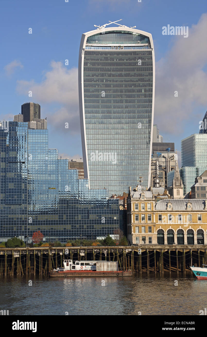 Neubau am 20 Fenchurch Street bekannt als das Walkie-Talkie. Entworfen von Rafael Vinoly und berühmt für die Fokussierung der Sonnenstrahlen Stockfoto